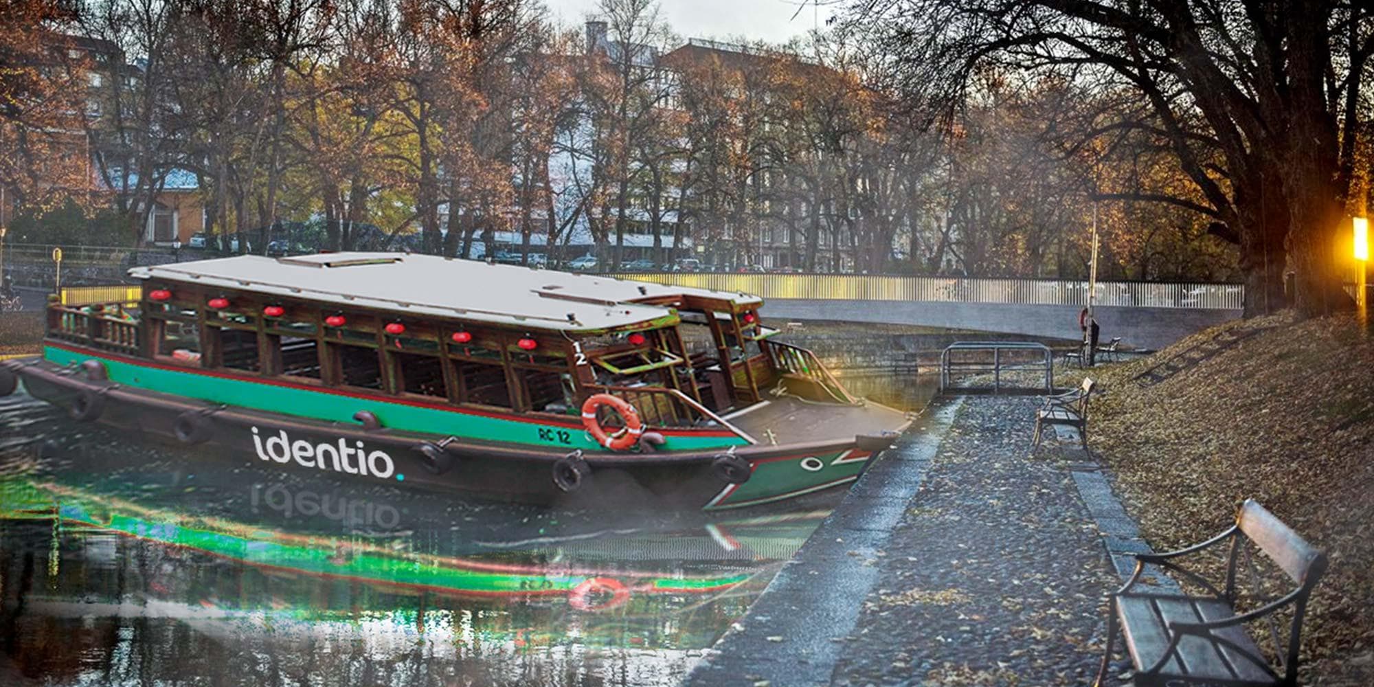 Idention toimistolaiva poikittain jumissa Aurajoessa