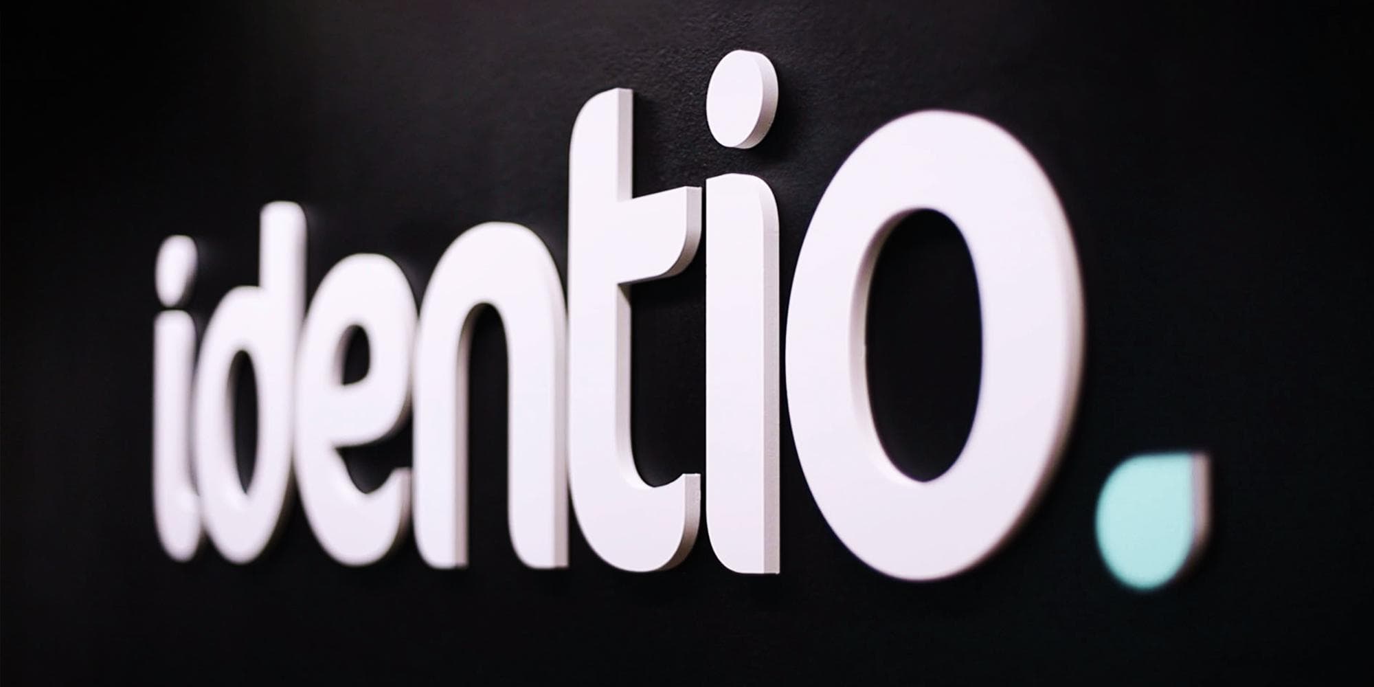 Idention logo viistosti kuvattuna