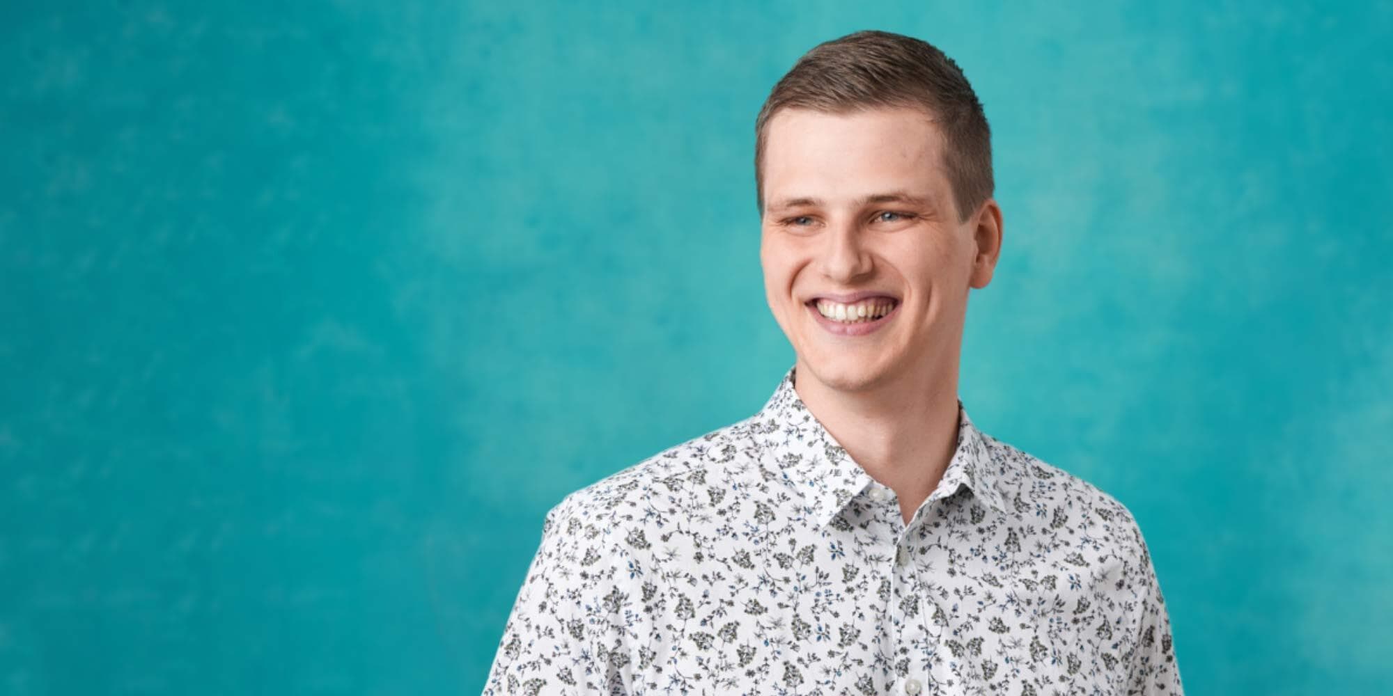 Idention ohjelmistokehittäjä Santeri Vairio katsoo ohi kamerasta ja hymyilee.