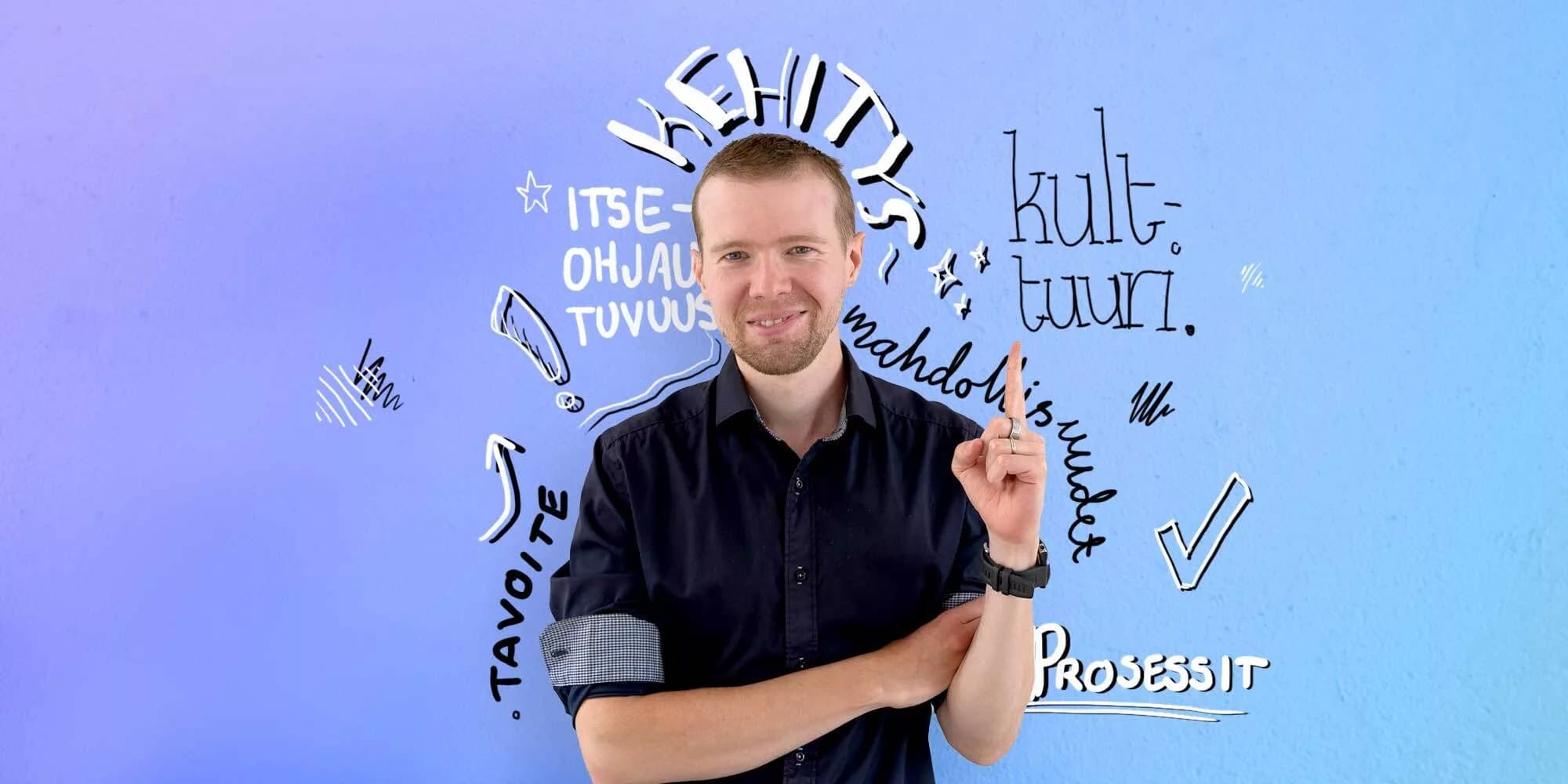 Joonas Korgan katsoo kameraan ja hymyilee