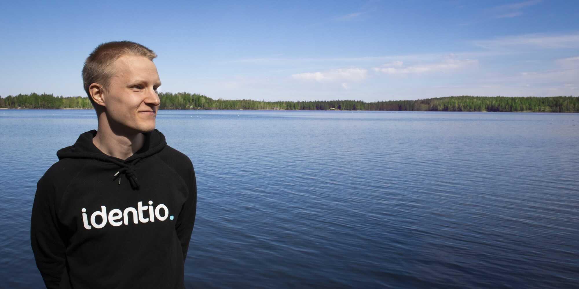 Ohjelmistokehittäjä Tomi Kiiski seisoo järven rannalla